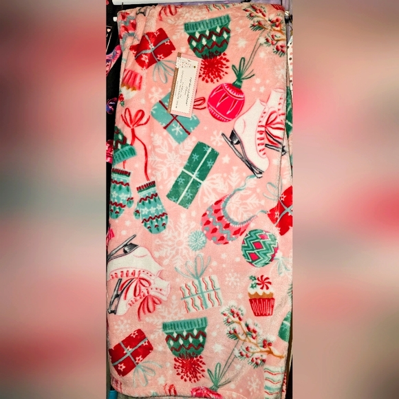 SOLD OUT Cupcakes and cashmere Christmas blanket - Picture 1 of 4